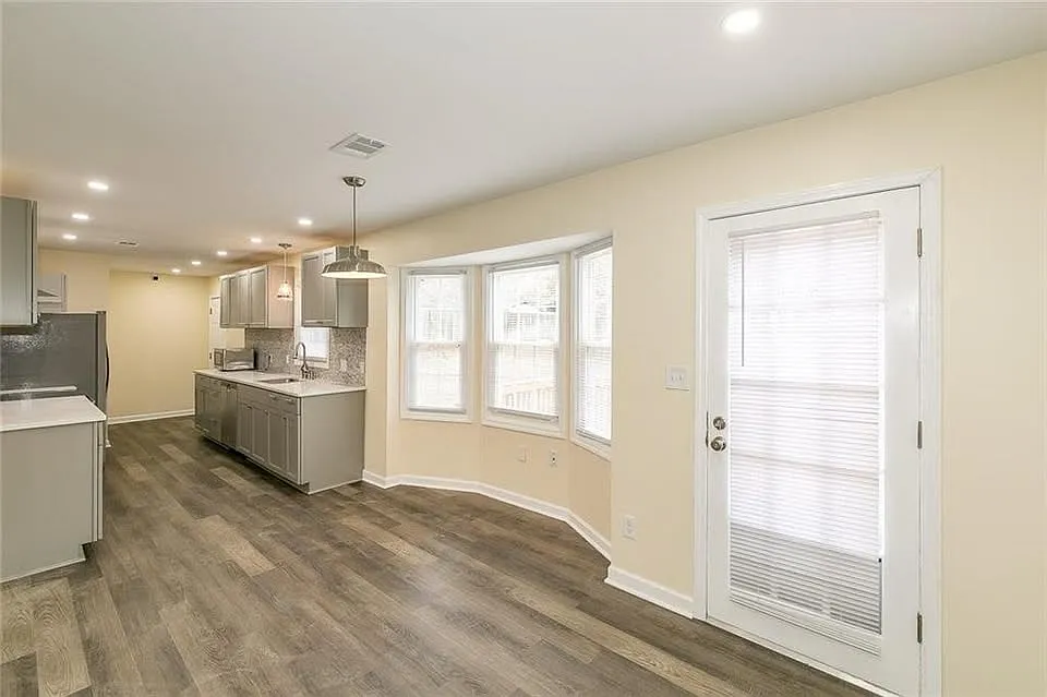 3 bed, 1450 sqft, $2,199 — Photo 2