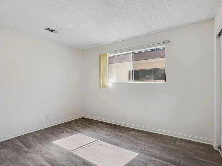 Windsor Arms Apartments — Photo 12
