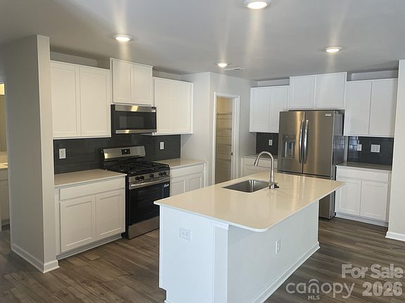 4th image of 286 W 18th St