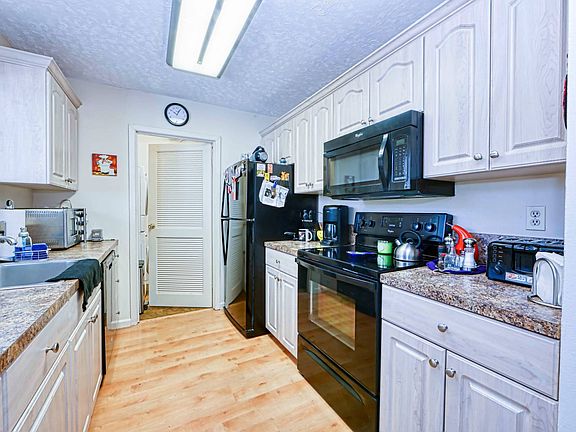3rd image of 236 Springmeadow Dr Unit I