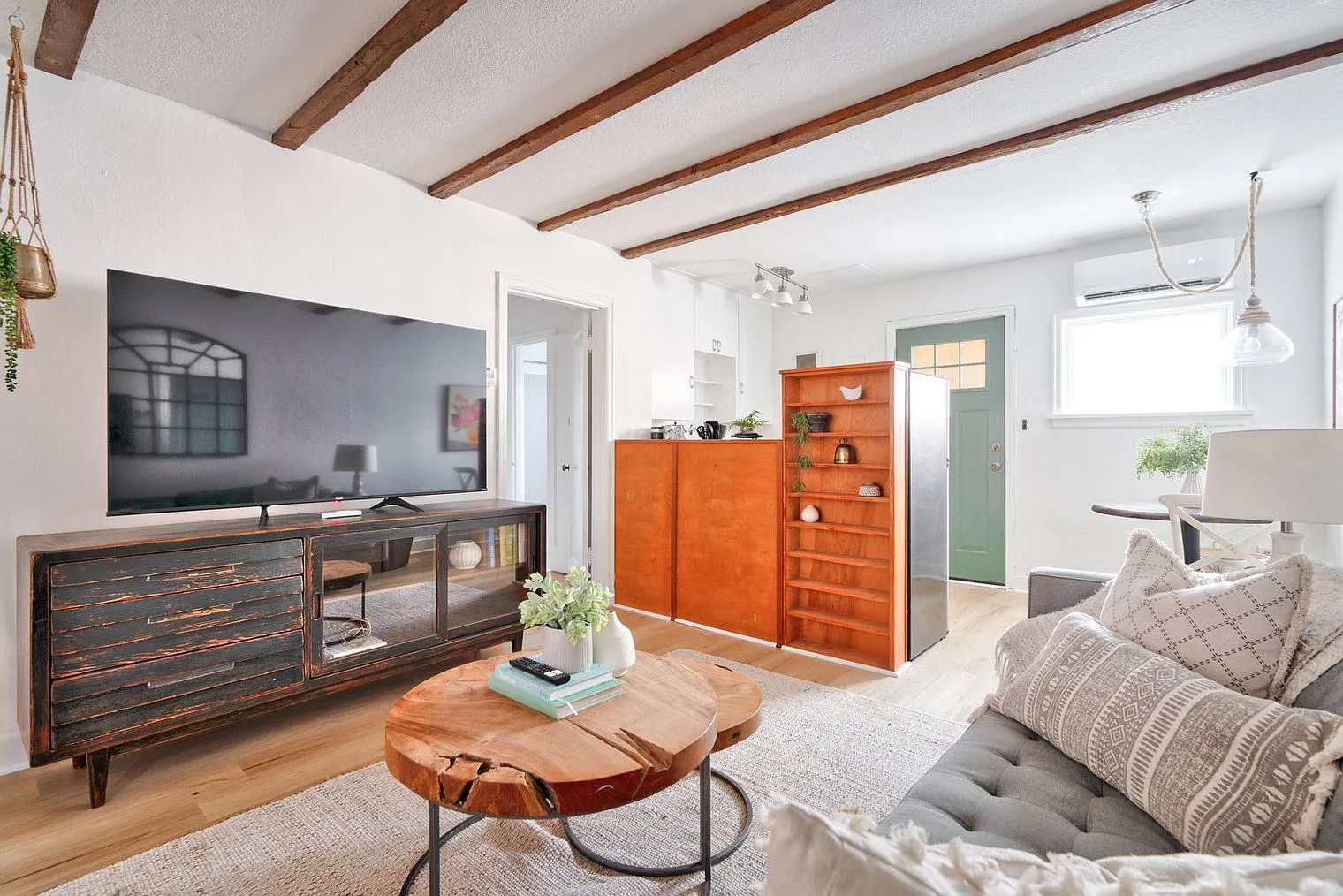 1 bed, 1.0 bath, 548 sqft, $3,307 — Photo 2