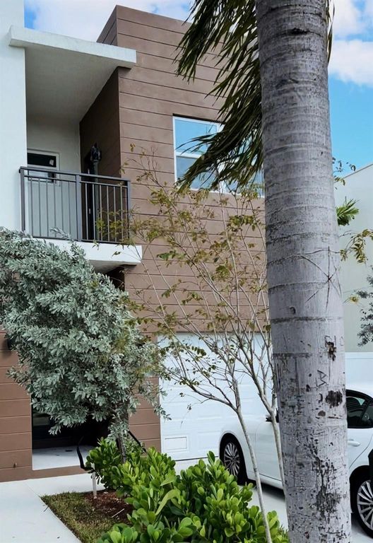 480 NW 27th Ave, Pompano Beach