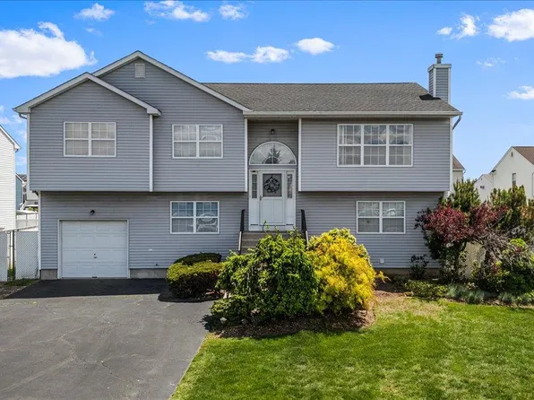 103 Clifton Court, Farmingdale, NY 11735