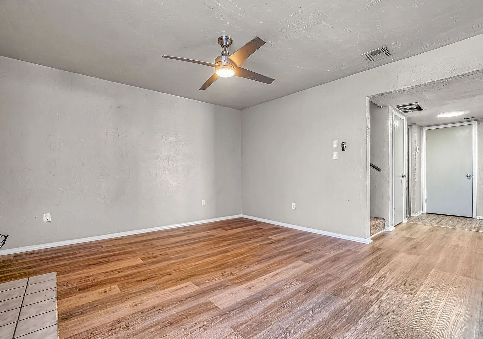 Beautiful 3 bedroom, 2.5 bath Townhome — Photo 3