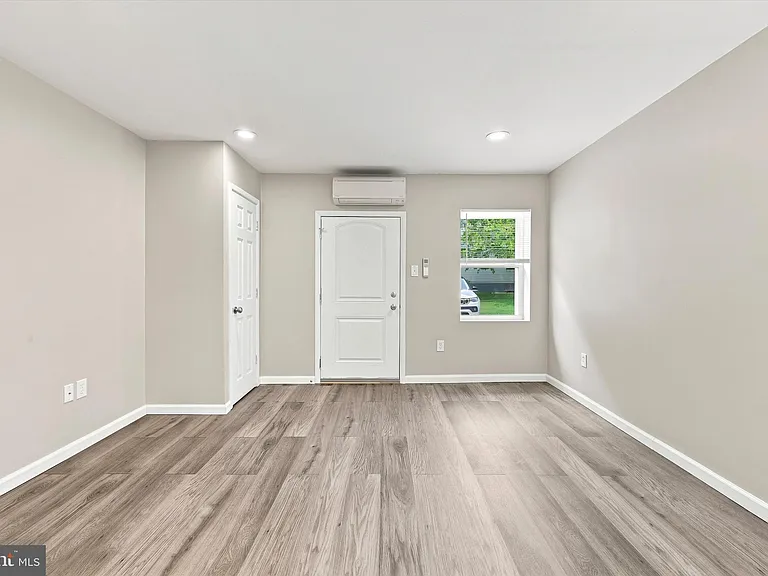 327 Powhattan Ave #B — Photo 5