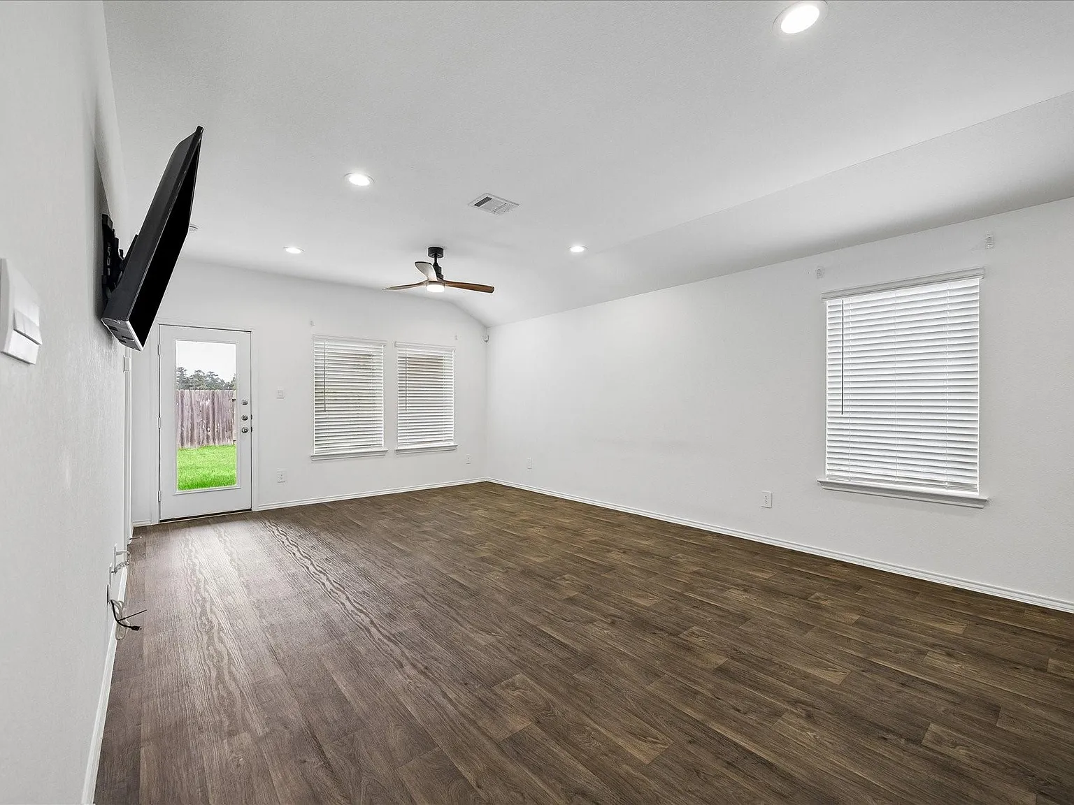 3 bed, 2.0 bath, 1330 sqft, $1,700 — Photo 2
