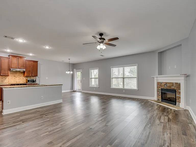 805 Erika Ln — Photo 3