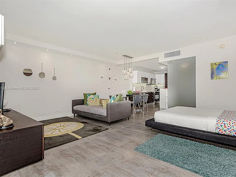 2301 Collins Ave #723 — Photo 9