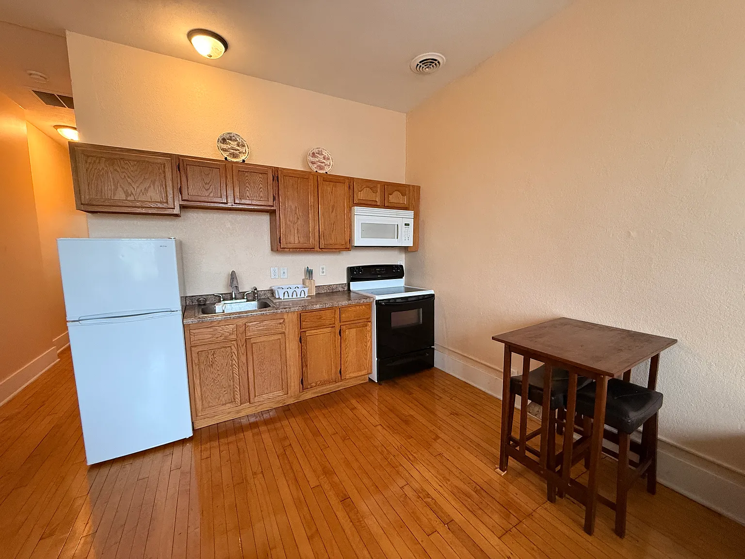 Studio, $750 — Photo 4