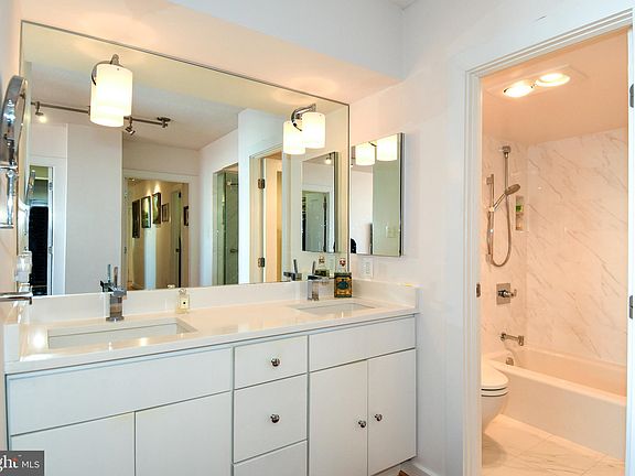 5th image of 400 Madison St APT 1901