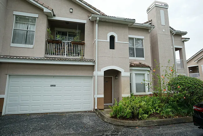 2 bed, 2.0 bath, 1353 sqft, $1,900 — Photo 1