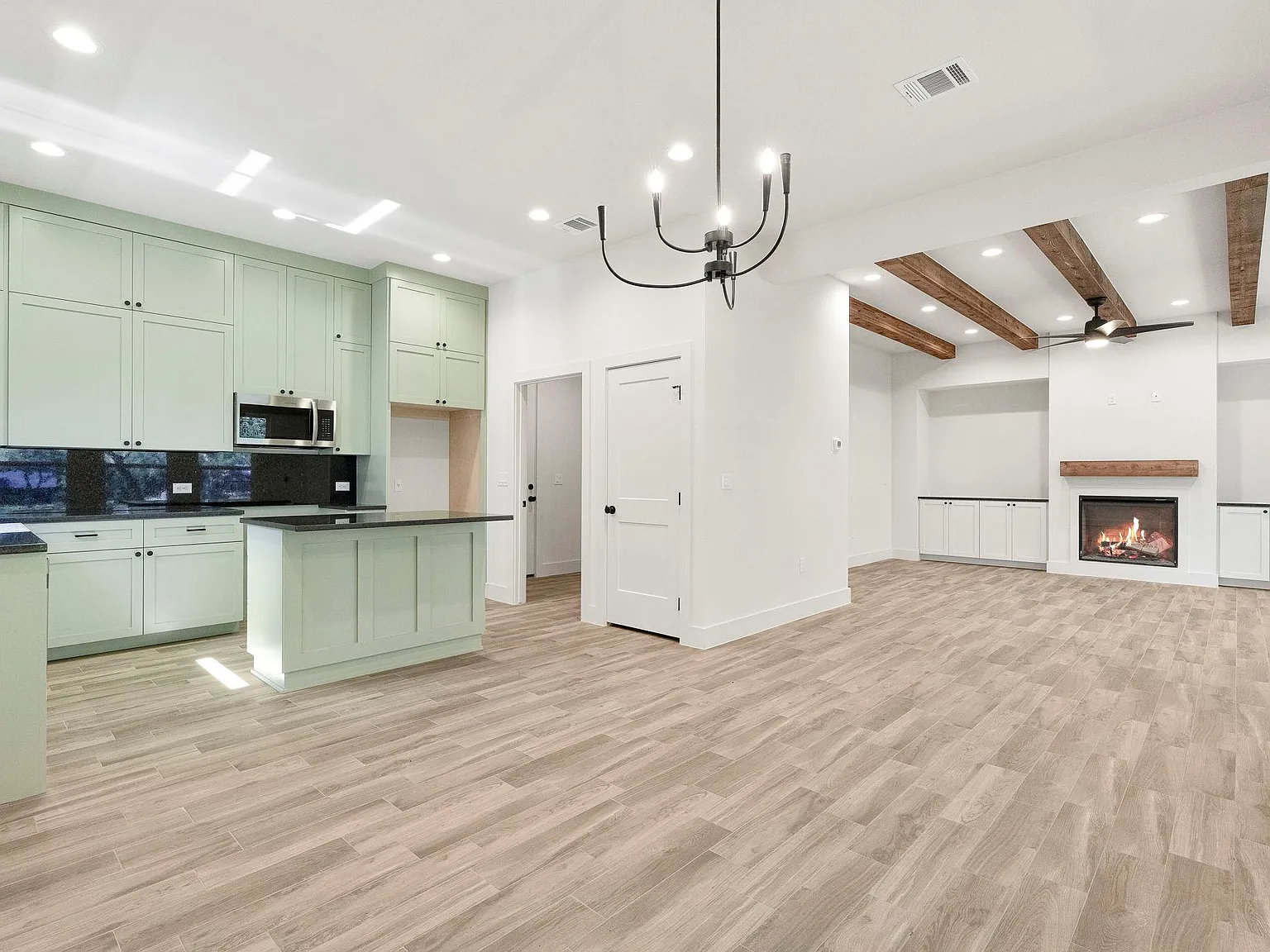 3 bed, 2.5 bath, 1956 sqft, $3,200 — Photo 1