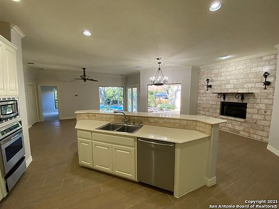 5th image of 606 Bluff Cliff Dr