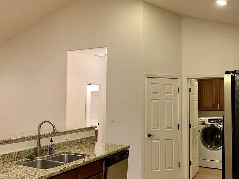1512 N Cota Ln — Photo 6