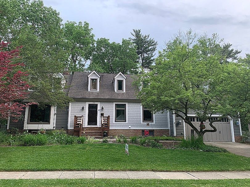 1st image of 220 Greenbrier Ct