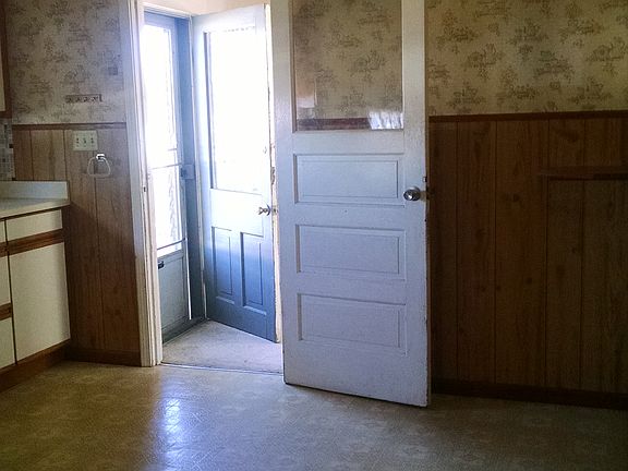 Eat-in kitchen