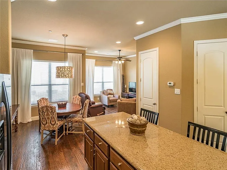 5733 Lois Ln — Photo 7