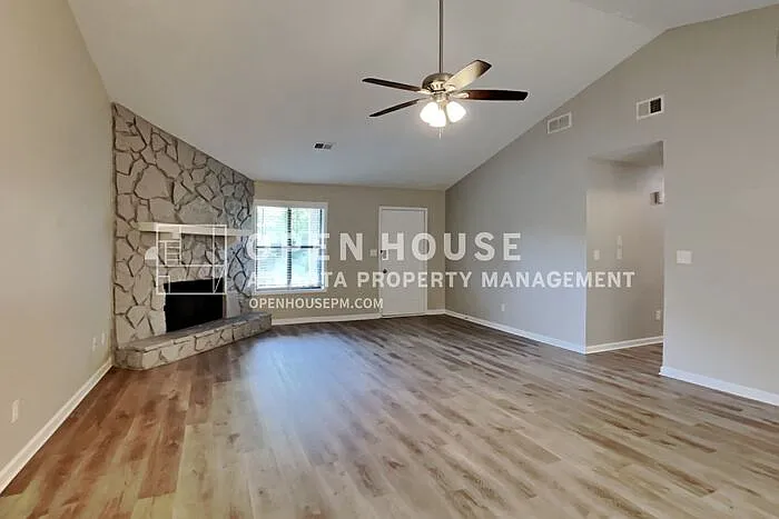 3 bed, 2.0 bath, 1360 sqft, $1,975 — Photo 4