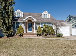 223 N Idaho Ave, Massapequa, NY 11758