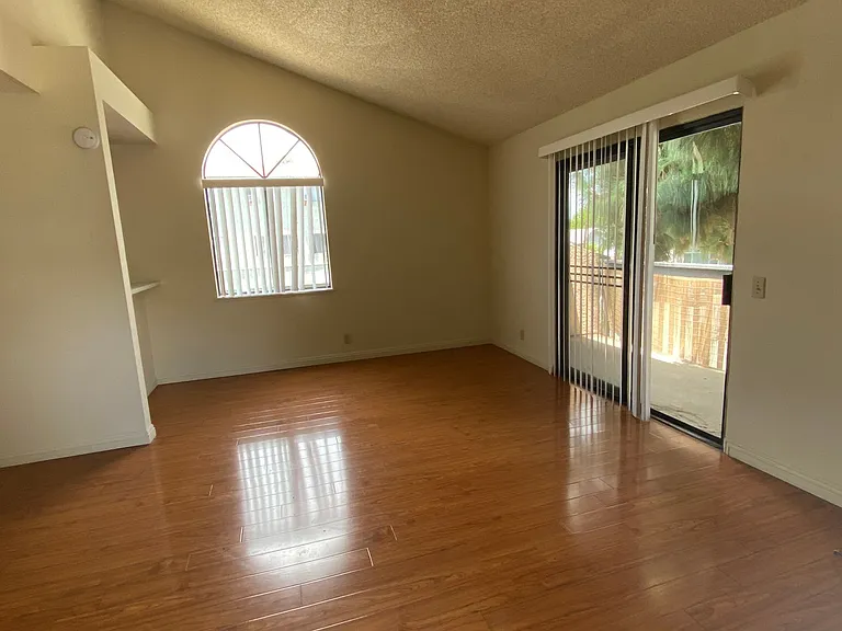 Apt California — Photo 3