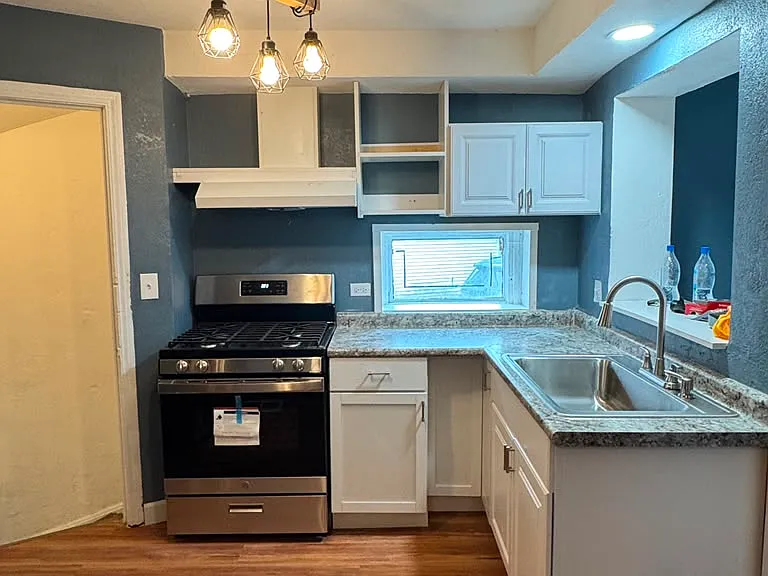 9528 S Bensley Ave — Photo 5