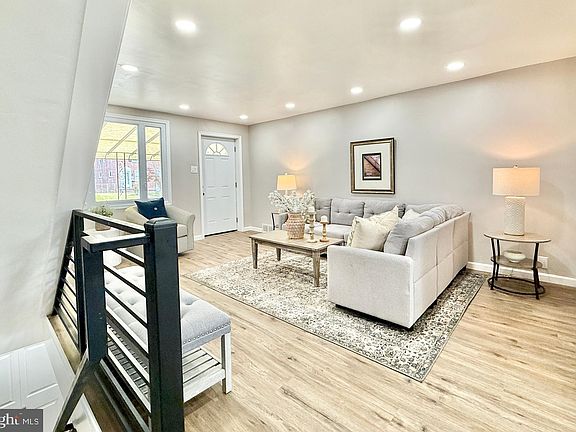 3rd image of 808 W Hillcrest Dr