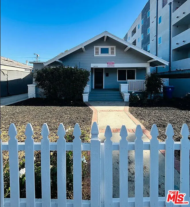 3 bed, 2.0 bath, 1460 sqft, $3,295 — Photo 2