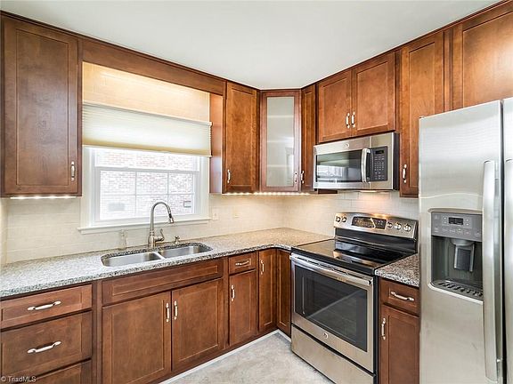 4th image of 2216 Woodberry Dr