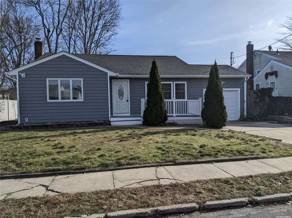 26 Victoria Road, North Babylon, NY 11703