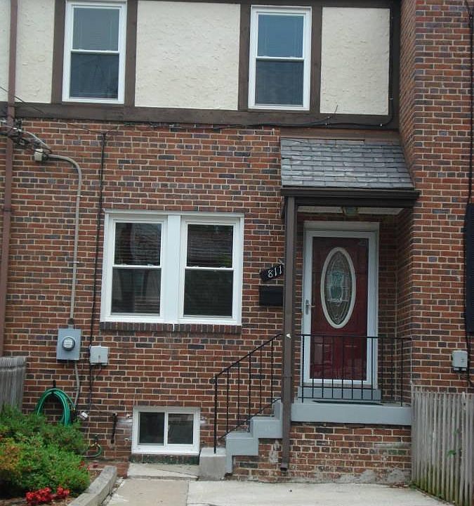 Front of house w/ driveway