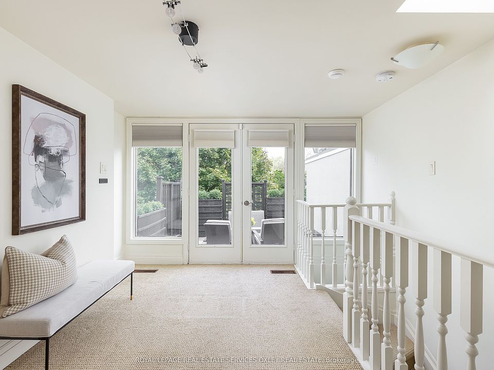 28th image of 313 Sumach St