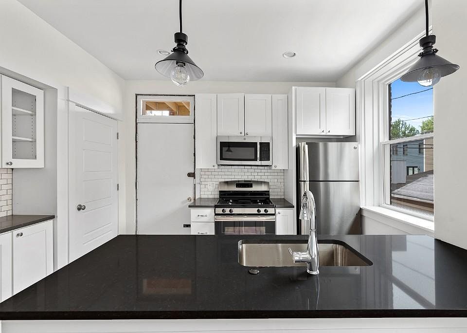 1st image of 2612 W Leland Ave APT 1