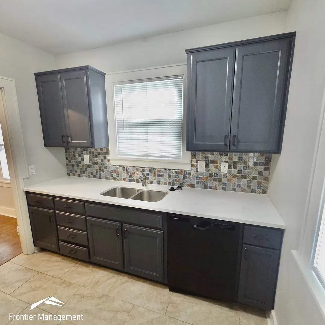 Awesome 4 bedroom 2 bathroom home located in the heart of Manhattan. — Photo 3