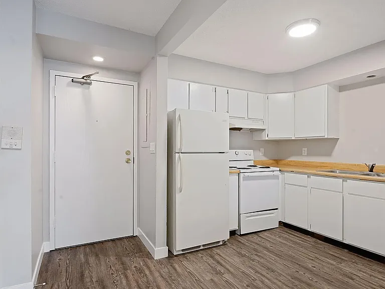 Riverside Apartment — Photo 31