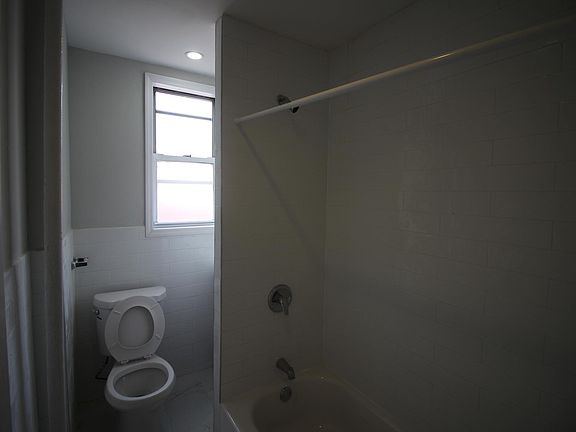 3rd image of 9417 Foster Ave #4