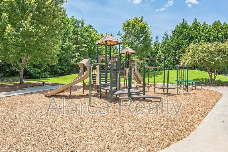 4 bed, 2.5 bath, 2500 sqft, $2,350 — Photo 3