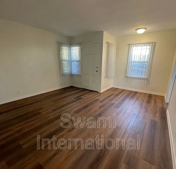 724 W 80th St — Photo 13