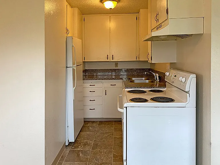 480-Knox St — Photo 15