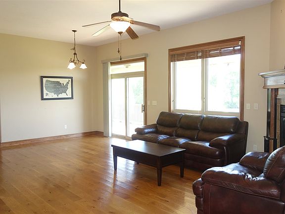 4th image of 513 E Crescent Lakes Dr