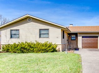 360 Arrowhead Trl, Carol Stream, IL 60188
