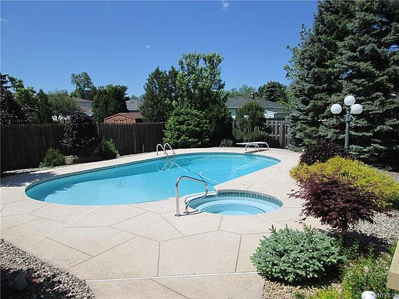 4th image of 42 Croydon Dr