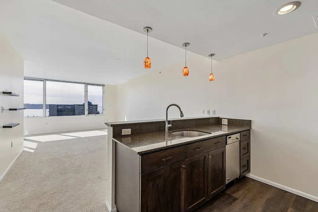 Seattle Heights - 1 bedroom — Photo 1