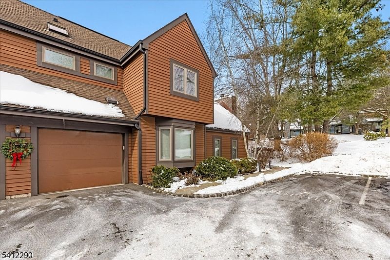 1st image of 7 Valley View Dr