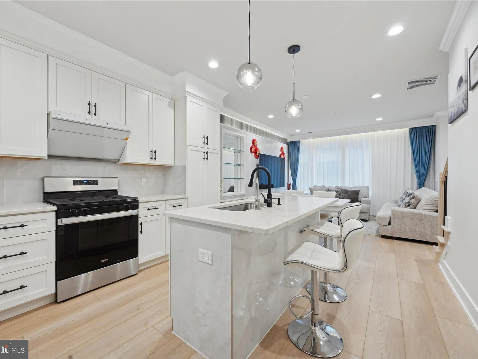 3 bed, 2.5 bath, 1500 sqft, $3,750 — Photo 4