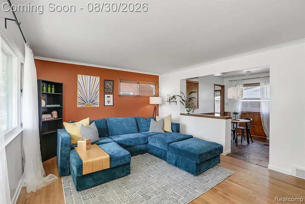 3 bed, 1.0 bath, 1025 sqft, $2,000 — Photo 3