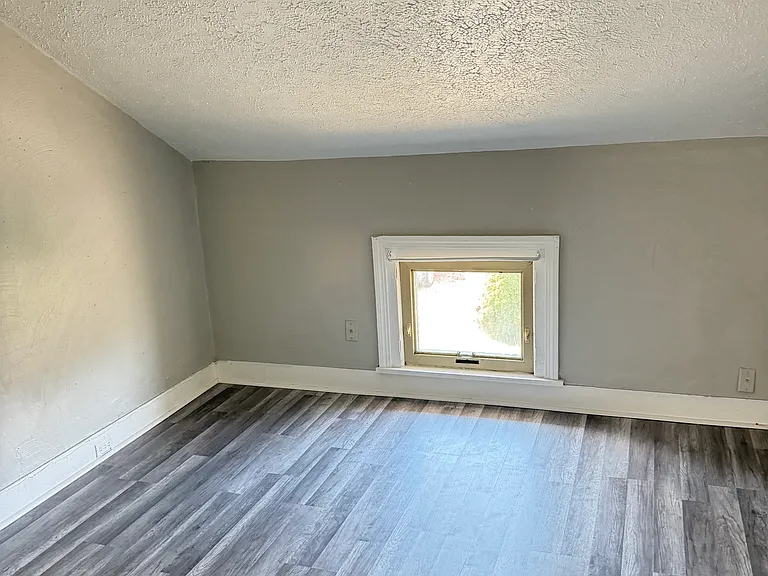 251 S Sycamore St — Photo 6