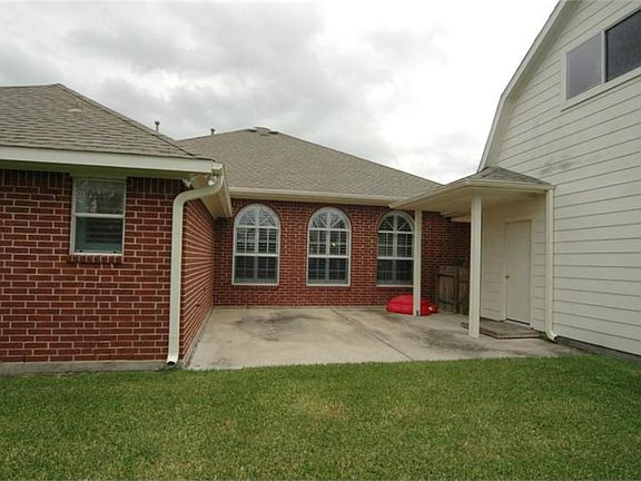 5th image of 305 Suzanne St