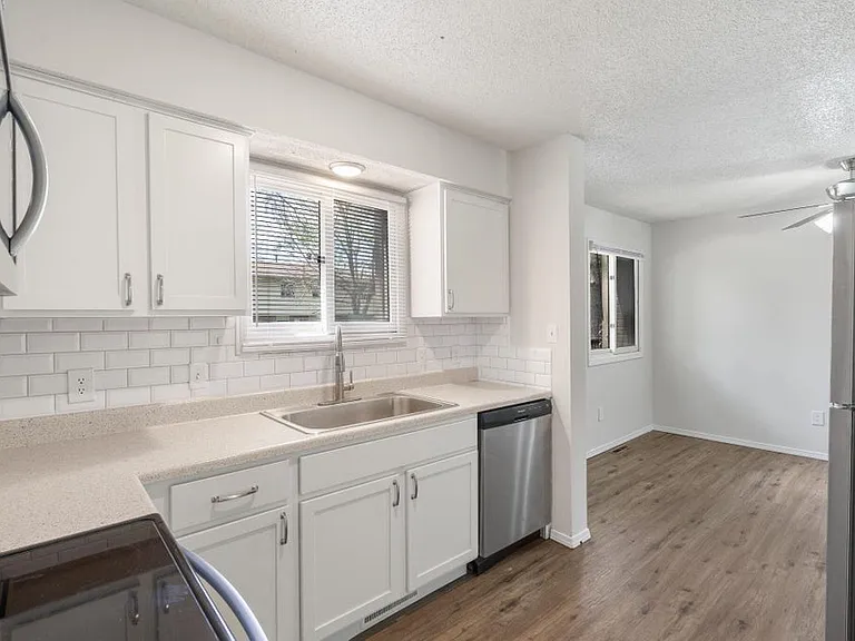 1711 E Walnut Lawn St #H — Photo 2