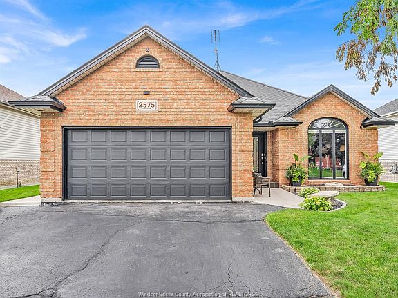 4th image of 2575 Wildberry Cres
