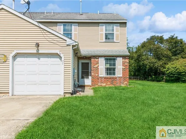 47 River Bank Dr, Florence, NJ 08518